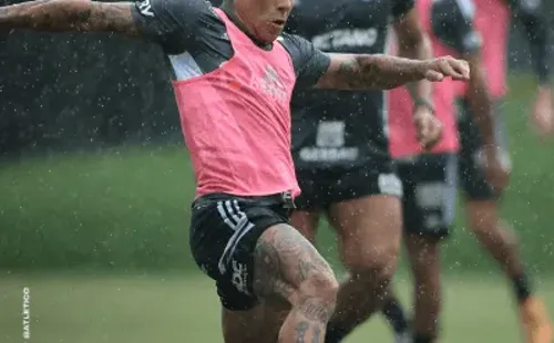Eduardo Vargas en una de las prácticas del Galo. (Atlético Mineiro).