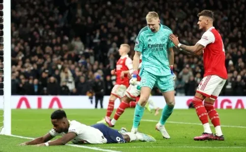 AaronRamsdale celebra una de sus atajadas (Getty)