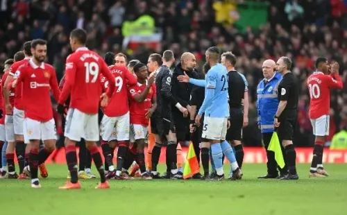 El reclamo de Pep Guardiola a Stuart Attwell, el árbitro del derbi de Manchester que ganó el United. (Getty Images 2023).