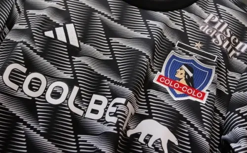 El detalle de la camiseta alba para la Supercopa. Foto: Colo Colo