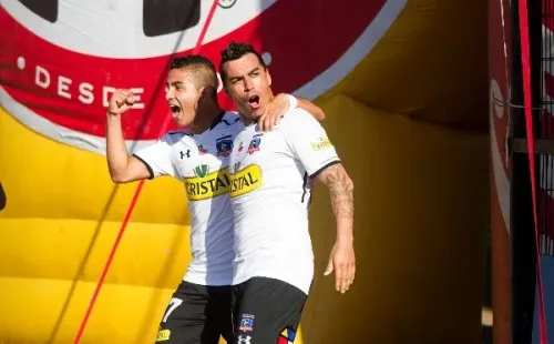 Felipe Flores y Esteban Paredes celebran un gol de Colo Colo. (Agencia Uno).