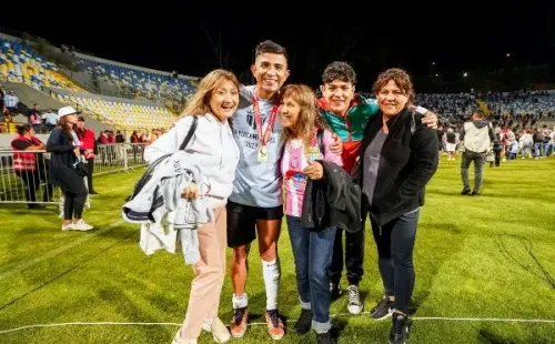 Felipe Flores celebra con sus cercanos el título de Magallanes en la Supercopa 2023. (Guille Salazar).