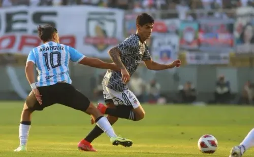 Erick Wiemberg conduce el balón ante la marca de Tomás Aránguiz, quien cerró la tanda de penales que le dio la Supercopa 2023 a Magallanes. (Agencia Uno).