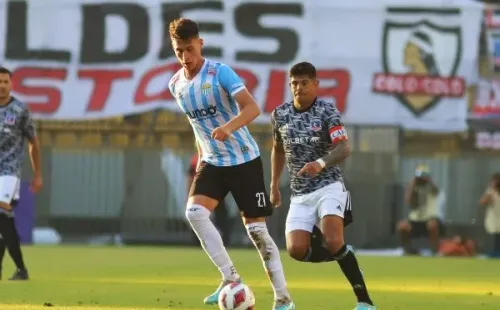 Esteban Pavez marca a Alfred Canales en la final de la Supercopa que Magallanes le ganó a Colo Colo por penales. (Agencia Uno).