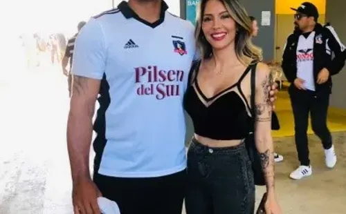 Renata Almada con un hincha de Colo Colo en el estadio Sausalito. (Cedida).