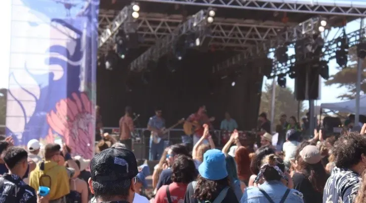 El público disfrutando la música de Manu Da Banda (Foto: Vale Alfaro)
