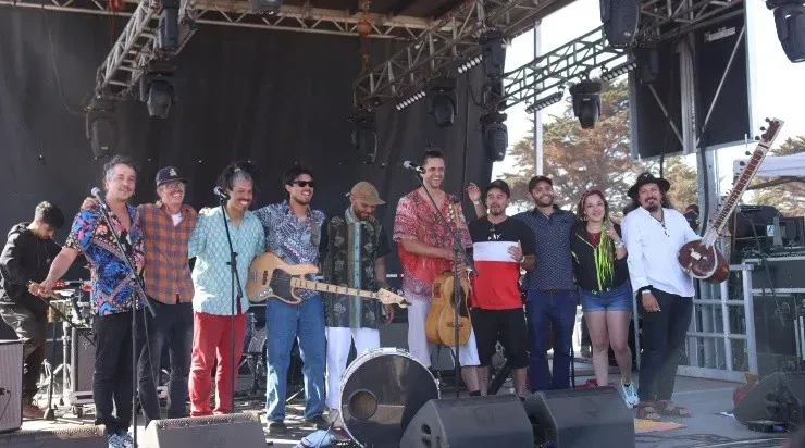 Manu Da Banda agradeciendo al público de Pichilemu (Foto: Vale Alfaro)