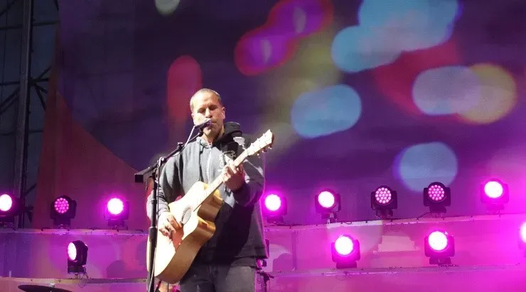 Jack Johnson cantando por primera vez en Pichilemu (Foto: Javiera Zamora)