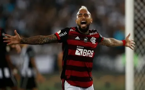Vidal llegó como estrella hace algunos meses al Flamengo, pero todavía no logra ganarse una camiseta de titular inamovible en Brasil. | Foto: Getty Images.