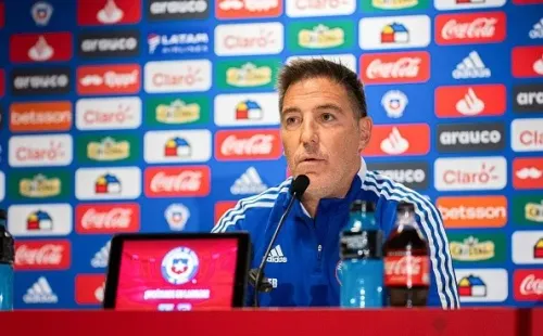 Eduardo Berizzo hasta ahora solo se ha limitado a hablar con los medios en las conferencias de prensa pre y post partido. | Foto: Getty Images.