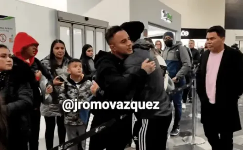 El Chapo Montes se despidió con un abrazo de Víctor Dávila. (Captura).