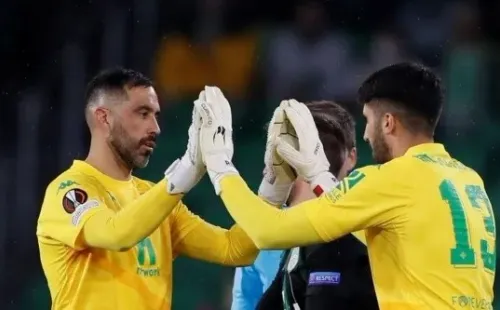 Rui Silva se lesionó y “le cede” el arco a Claudio Bravo en el Betis. Foto: Getty Images