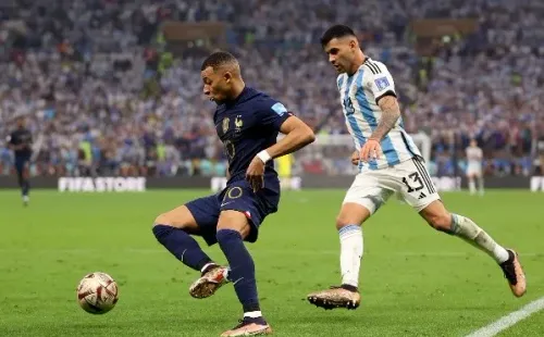 Cristián Romero tuvo un partido aparte con Kylian Mbappé. | Foto: Getty Images.