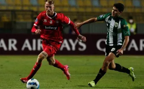 Thomas Rodríguez en acción por Unión La Calera ante Banfield en la Copa Sudamericana 2022. (Agencia Uno).