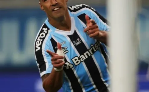 Suárez festeja uno de sus goles en Gremio