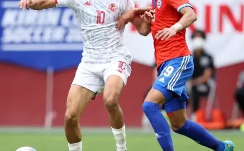 Darío Osorio disputa un balón con Hannibal Mejbri en el amistoso que Túnez le ganó a Chile. (Getty Images 2022).