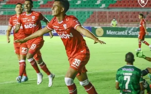 Eduardo Álvarez festeja uno de los dos goles que convirtió con el Royal Pari en 2022.