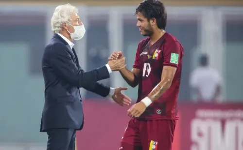 Telasco Segovia charla con el argentino José Néstor Pekerman, el DT de la selección adulta de Venezuela. (Getty Images).