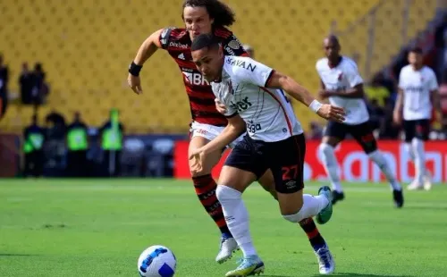 Vitor Roque en la final de la Copa Libertadores 2022, acá lucha un balón con David Luiz. (Getty Images).