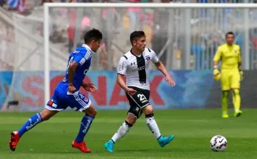 Camilo Rodríguez en acción en un Superclásico entre Colo Colo y Universidad de Chile. (Agencia Uno).