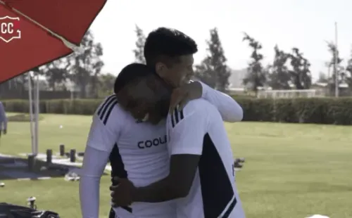 El afectuoso abrazo entre Esteban Pavez y Fabián Castillo, el refuerzo colombiano que presentó Colo Colo este 18 de enero. (Captura).