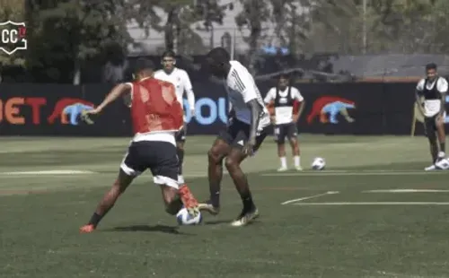 Fabián Castillo pisa la pelota ante la marca de Bruno Gutiérrez. (Captura).