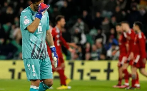 Claudio Bravo perdió otra definición a penales en menos de una semana. Foto: IMAGO.