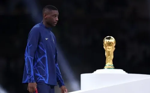 Randal Kolo Muani solo pudo mirar de cerca la Copa del Mundo, pero no levantarla. | Foto: Getty