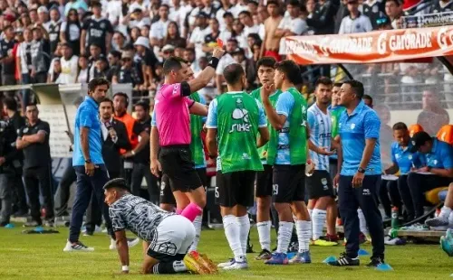 Fernando Véjar expulsó a Leonardo Gil y al preparador físico de Magallanes. Foto: Guille Salazar, RedGol.