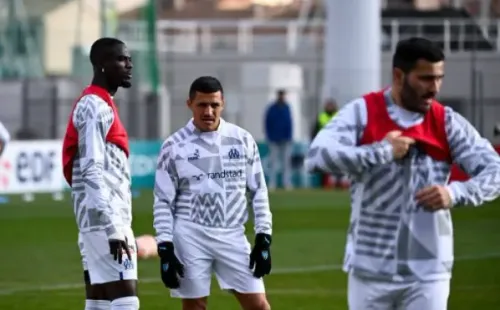 Alexis Sánchez y Eric Bailly, que son compañeros en el Olympique de Marsella y lo fueron en el Manchester United. (Getty Images 2023).