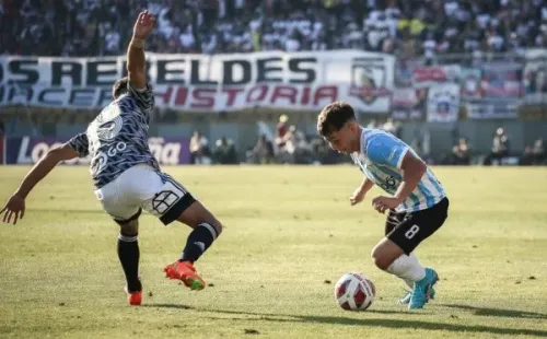 Manuel Vicuña en el gran amague con el que ridiculizó a Bruno Gutiérrez antes de sacar el centro-gol para Felipe Flores. (Agencia Uno).