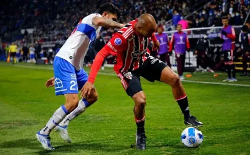 Daniel González marca a Patrick, quien este 19 de enero fue anunciado como refuerzo del Atlético Mineiro de Eduardo Vargas. (Getty Images).