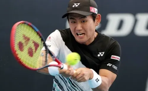 Yoshihito Nishioka la rompe en el Abierto de Australia con Chino Ríos como referente. | Foto: Getty