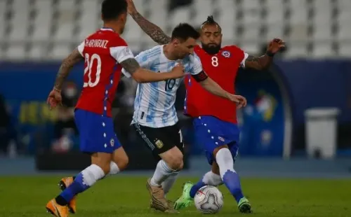 Charles Aránguiz y Arturo Vidal han sido compañeros de mil batallas en la selección chilena. | Foto: Getty Images.