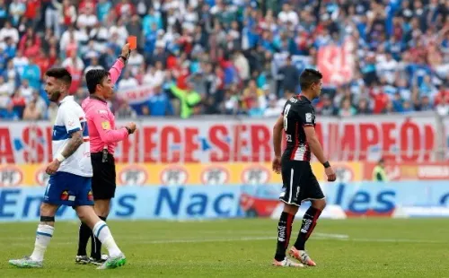 Pavez recibió seis fechas de castigo por su escupo a Marco Medel. | Foto: Agencia UNO.
