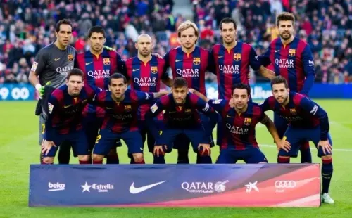 Dani Alves y Xavi Hernández fueron compañeros varios años en el FC Barcelona, donde también compartieron con Claudio Bravo. | Foto: Getty