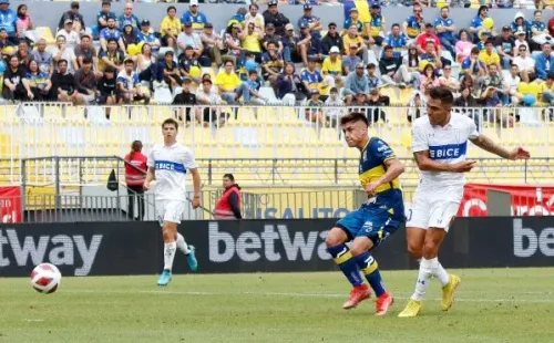 César Pinares anotó así el segundo gol de la UC ante Everton. (Agencia Uno).