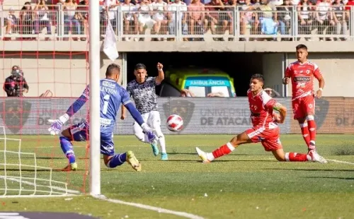 Así anotó Jordhy Thompson su primer gol con la camiseta de Colo Colo. Foto: Guille Salazar, RedGol.