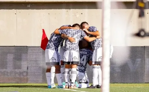 Mientras sus compañeros celebraban, Thompson intentaba asimilar que acababa de marcar su primer gol como profesional. | Foto: Guille Salazar/RedGol
