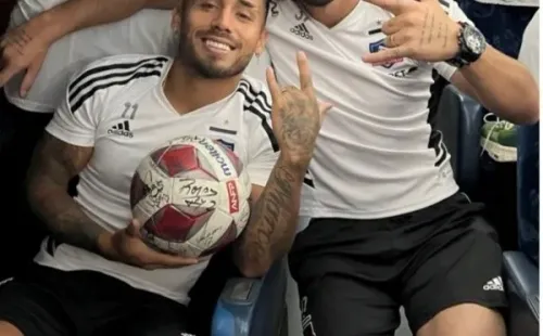Bolados con Falcón y la pelota firmada por los compañeros