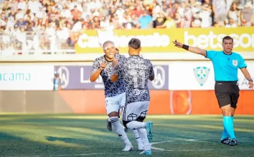 Leandro Benegas terminó con un parche en su cabeza tras el debut de Colo Colo en el torneo. Foto: Guille Salazar, RedGol.