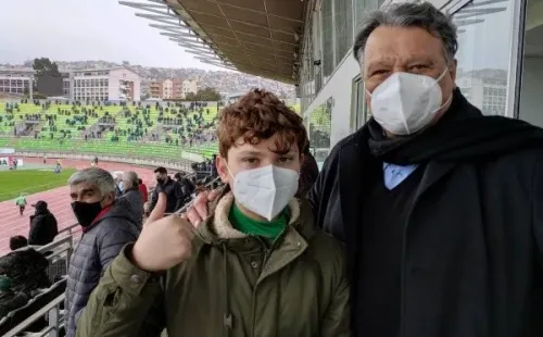 Elías Figueroa junto a su nieto Elías viendo a Wanderers en el estadio que lleva su nombre