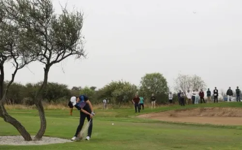 Niemann la rompe en el golf, y también con los saludos. | Foto: Agencia Uno