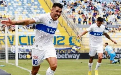 César Pinares festeja el gol que le convirtió a Everton en el triunfo de la UC. (Agencia Uno).