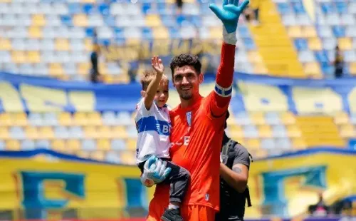 Matías Dituro celebra la victoria de la UC ante Everton de Viña del Mar. (Agencia Uno).