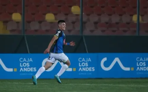Claudio Torres celebra uno de los goles que anotó en Huachipato. (Agencia Uno).