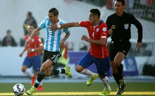 Di María y Mauricio Isla se han enfrentado en 15 oportunidades en sus carreras. | Foto: Getty