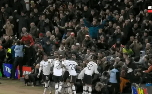 El momento en que cedió la tribuna en el estadio del Nottingham Forest. (Captura ESPN).
