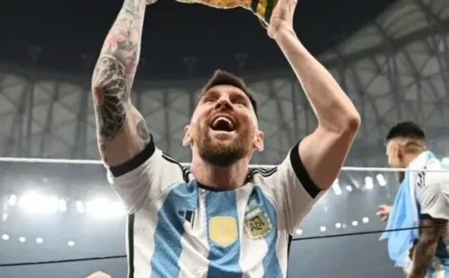 Lionel Messi cargando una réplica falsa de la Copa del Mundo. (Instagram:@leomessi)