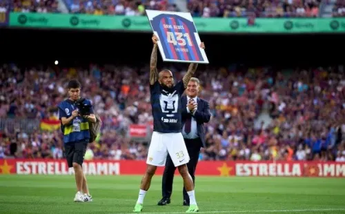 Alves suele recibir mucho amor en Barcelona, pero ahora está metido en un tremendo problema. | Foto: Getty